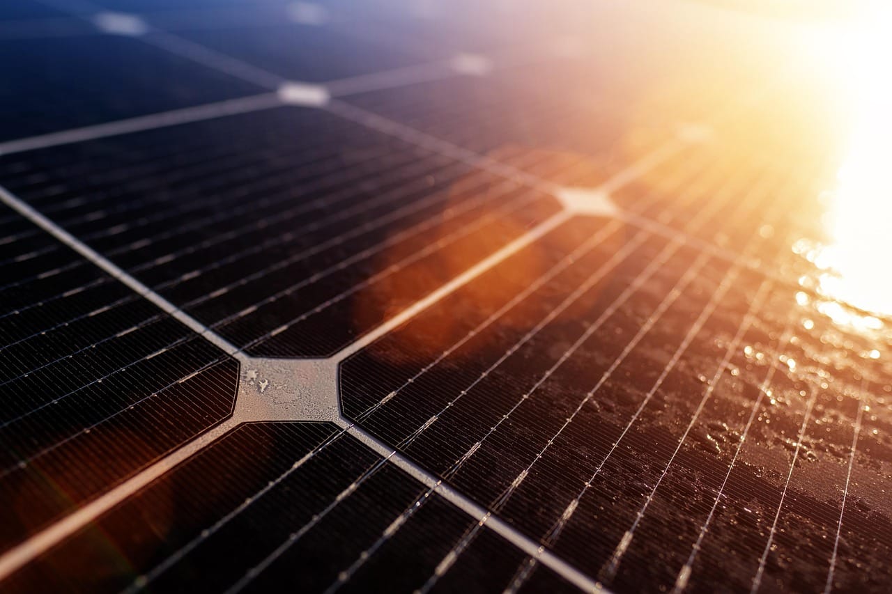 How to choose a professional team for commercial solar panels?